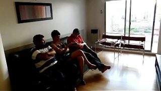 Gak ada tontonan di TV, jadinya gue ngewe si tukang ledeng sama temen suami, crot penuh, kita crot bareng.