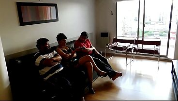 Gak ada tontonan di TV, jadinya gue ngewe si tukang ledeng sama temen suami, crot penuh, kita crot bareng.