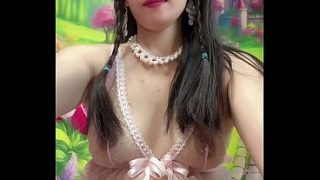Gadis manis Asia siap digoyang, bibirnya basah menanti sentuhan.