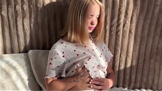 Astaga, adik tiri, aku mau keluar cepat! Memek pink krimnya lagi main sendiri