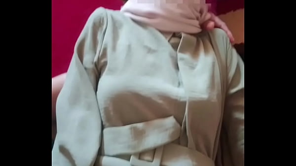 Saudari tiri berhijab digebukin pas momen Lebaran saking panasnya.