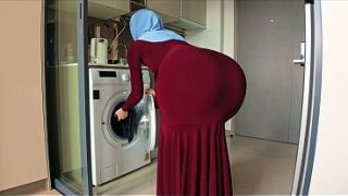 Ibu tiri berhijab tersipu saat mataku nakal tertangkap basah di pantat bulatnya yang menggoda
