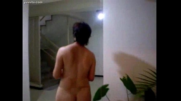 Wanita China tua siram tanaman pakai bokong basah