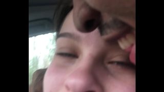Temen cewek lesbian basah kuyup pas latihan, langsung nundukin pantatnya