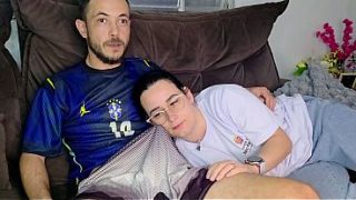 Irmã de criação se derrete toda pro meio-irmão enquanto assiste o jogo do Brasil.