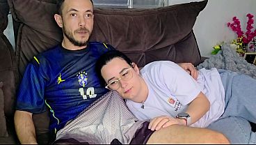 Irmã de criação se derrete toda pro meio-irmão enquanto assiste o jogo do Brasil.