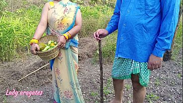 Cewek India desi kakak tiri ngentot di luar sama adik tiri di depan umum