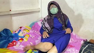 Wanita berhijab lagi mainin diri sendiri, desahan pelan bikin panas.