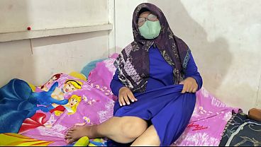 Wanita berhijab lagi mainin diri sendiri, desahan pelan bikin panas.