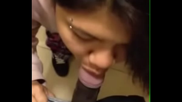 Desi cewek nikmatin ngewe mulut, enak banget