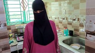 Selingkuh suami ngewe pembantu rumah hijab pas rumah kosong, crot di dalem.