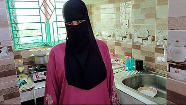 Selingkuh suami ngewe pembantu rumah hijab pas rumah kosong, crot di dalem.