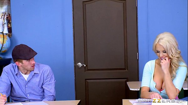 Sekolah Lagi, Kenzie Taylor Pamer Susu Gede Bikin Ngaceng